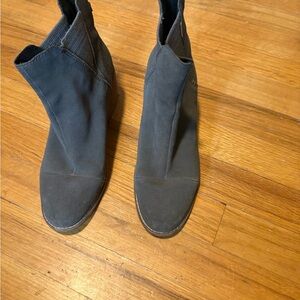 Toms Women's taupe suede Ankle Booties